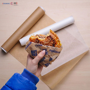 Burger envelopp&eacute; dans du papier sulfuris&eacute; imprimable &agrave; c&ocirc;t&eacute; de rouleaux kraft et blancs