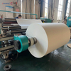 Machine de refendage &agrave; grande vitesse traitant des rouleaux g&eacute;ants de papier sulfuris&eacute; dans une usine de fabrication