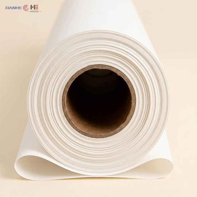 Close de um rolo de papel de sublima&ccedil;&atilde;o de n&iacute;vel industrial com n&uacute;cleo resistente para plotters comerciais de alta velocidade