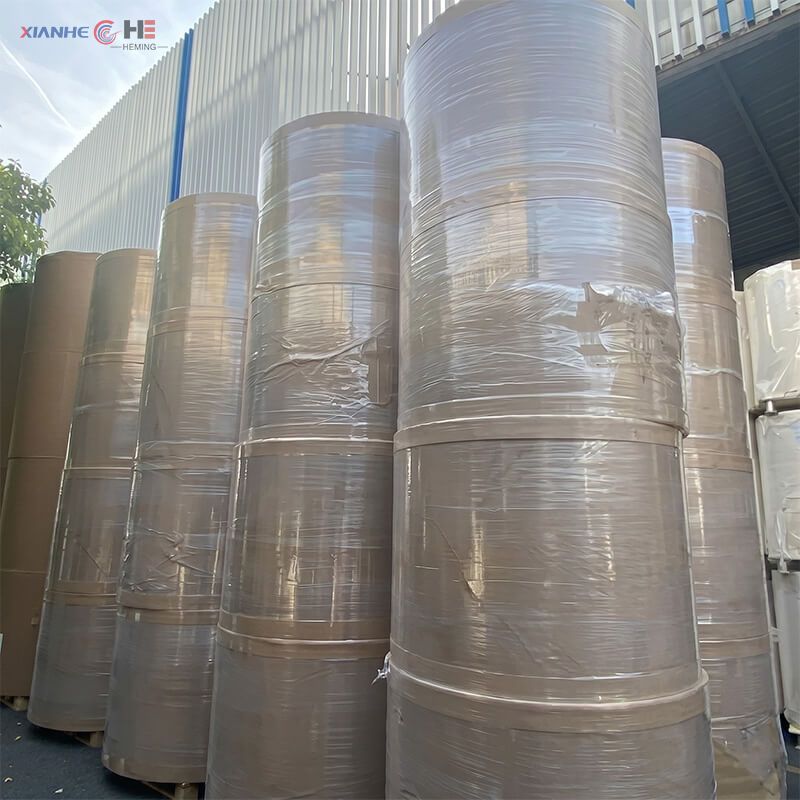 Rouleaux g&eacute;ants de papier sulfuris&eacute; en gros stock&eacute;s dans l'entrep&ocirc;t de l'usine